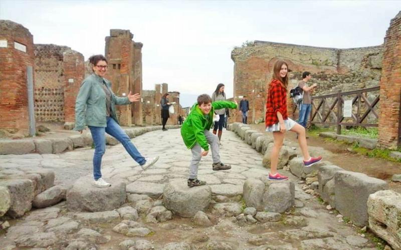 Pompei: Two hours happy private tour for children