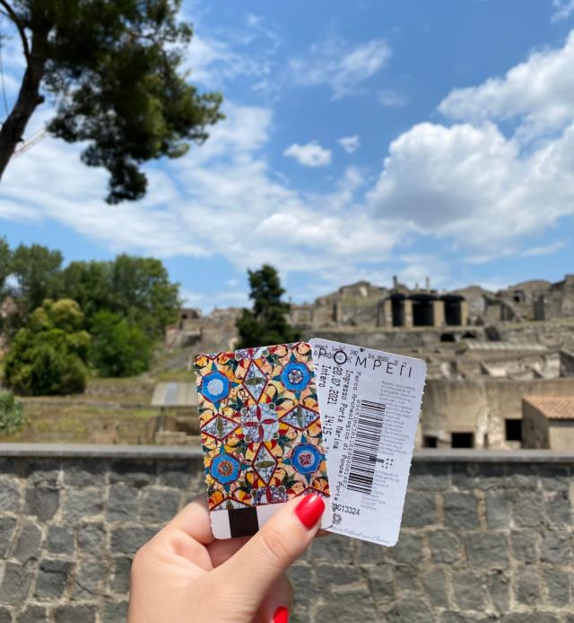 Pompei: Carnet d'ingresso express saltafila + mappe + 1 libro (min. 5 pax)
