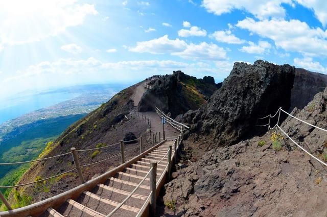 Scopri il Vesuvio: Esperienza Privata con Transfer e Biglietto da Sorrento