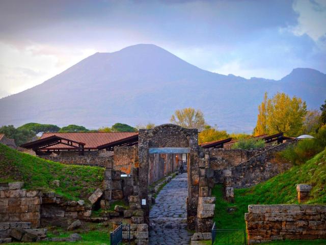 Pompeii & Vesuvius: Full-day Tour with Bus Transfer