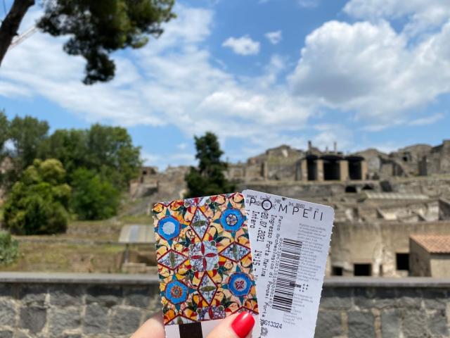 Pompei: Carnet d'ingresso express saltafila + mappe + 1 libro (min. 5 pax)