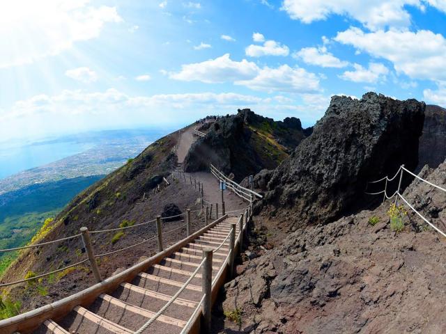 Scopri il Vesuvio: Esperienza Privata con Transfer e Biglietto da Sorrento