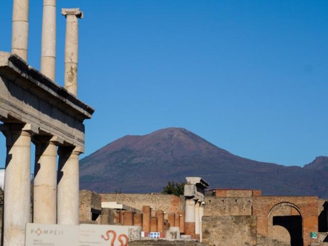 Pompeii: 2H Small Group tour with an Archaeologist and skip the line tickets